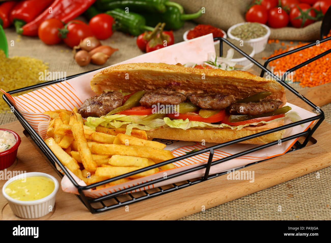 Kofte turc Ekmek / Meatball Sandwich Banque D'Images