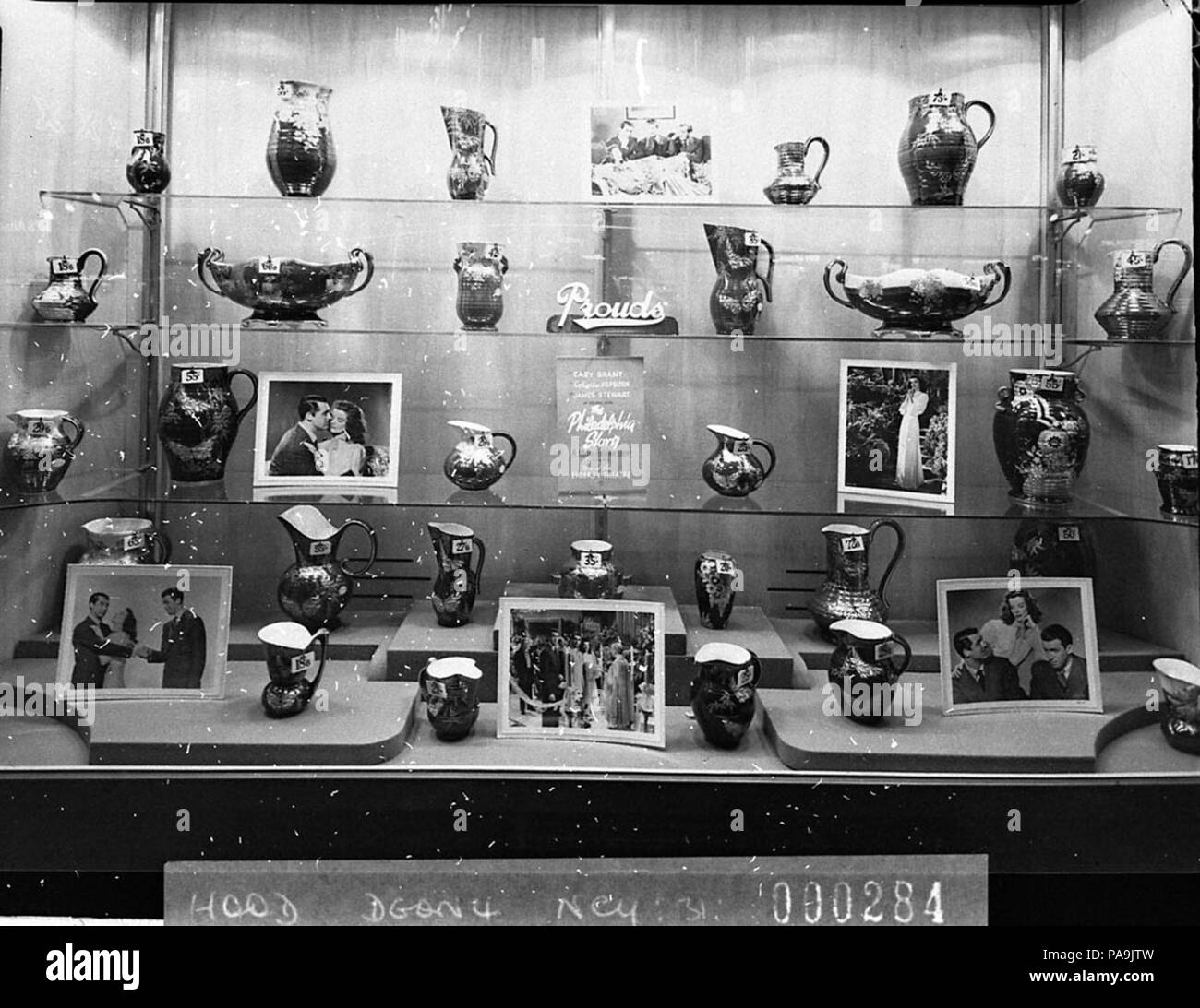 12793 SLNSW 238 Affichage de la porcelaine fine dans la fenêtre Prouds MGM Philadelphia Story Banque D'Images