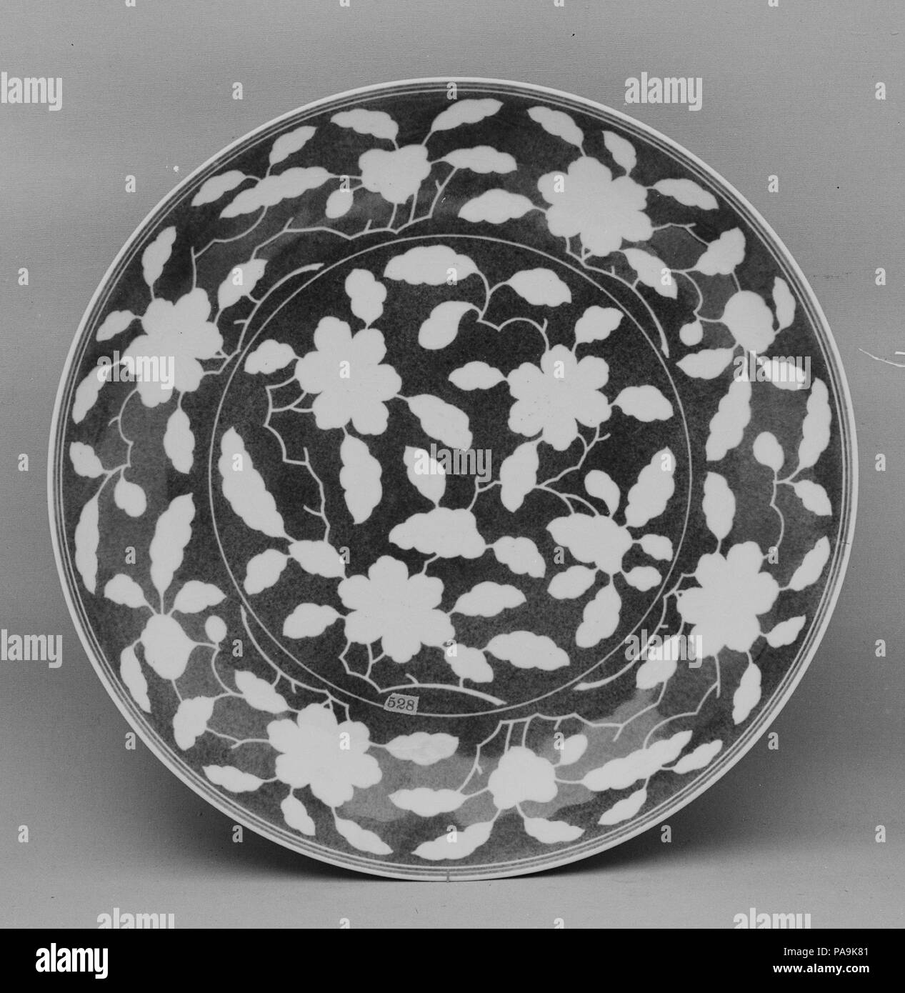 Le plat. Culture : la Chine. Dimensions : diam. En 13. (33 cm). Musée : Metropolitan Museum of Art, New York, USA. Banque D'Images