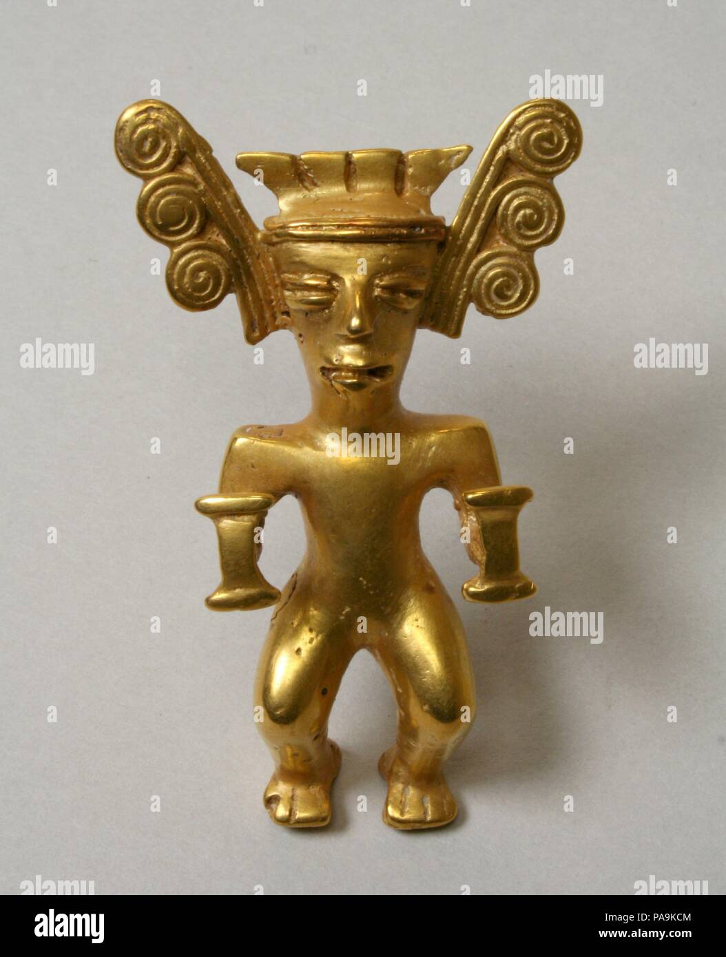 La figure pendant. Culture : Caraïbes centrale (Costa Rica) ou une plus grande Chiriquí. Dimensions : H. 2 1/2 x 1 1/2 x D. W. en 5/8. (6,4 x 3,8 x 1,6 cm). Date : A.D. 6e-16e siècle. Les métallurgistes de l'Isthme centraméricain a fait cette figure par un alliage d'or à travers le processus à la cire perdue. Une épaisse, boucle horizontale sur l'arrière de la tête de la figure indique qu'il aurait pu être porté par une personne, mais sans contexte archéologique, il est difficile de suggérer qui le portait ou dans quel réglage. Les gens peuvent avoir distribué et affiché ces objets à produire ou à renforcer l'énergie à leurs Banque D'Images