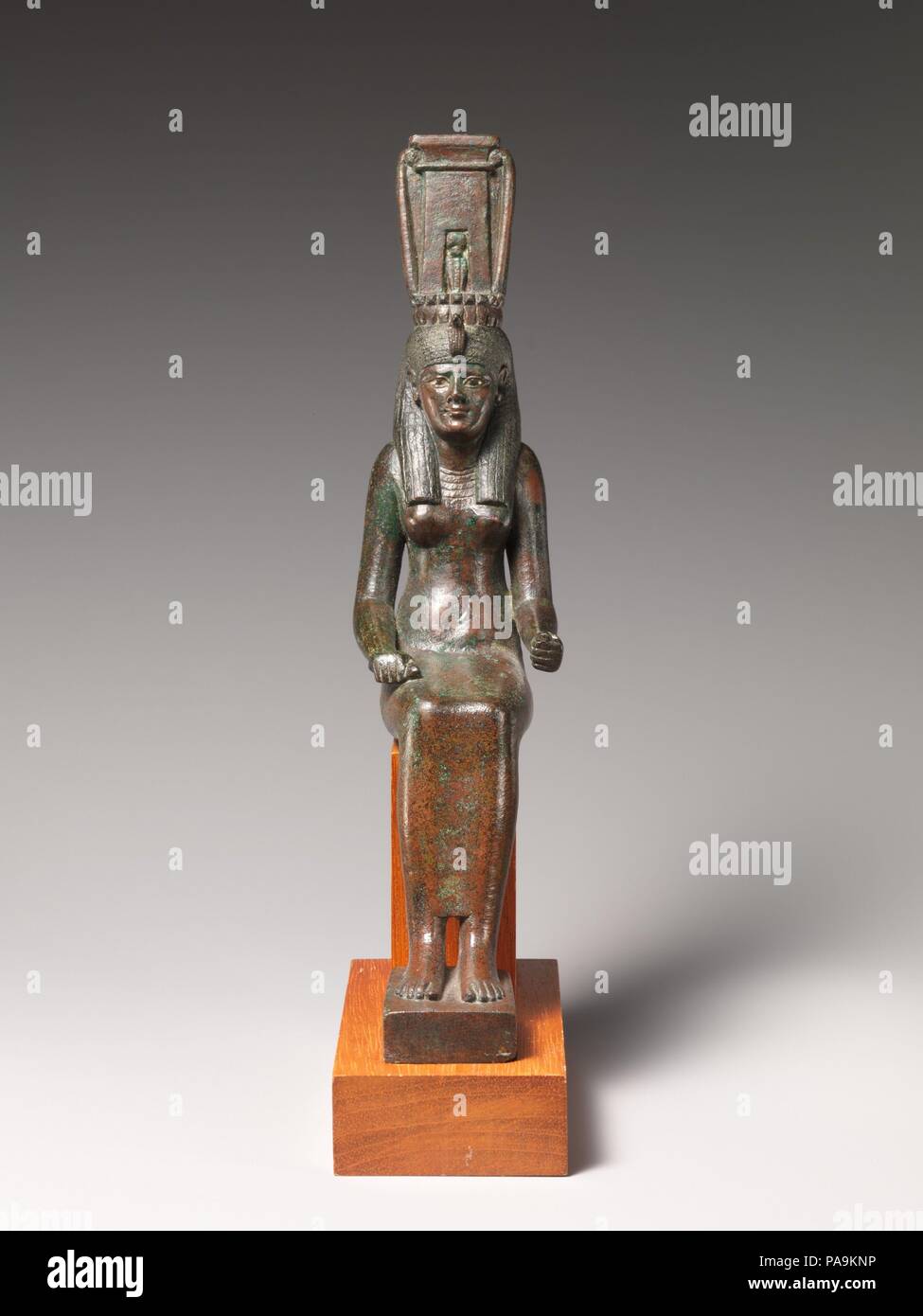 Statue d'une déesse, probablement l'Nehemetaui ou Nebethetepet. Dimensions : H. 17,8 × 4,3 × O. D. 10 cm (7 × 1 × 3 11/16 15/16 in.) H. (avec tang) : 20 cm (7 7/8 in.). Dynastie DYNASTIE : 27-30. Date : 550-300 B.C.. Le sanctuaire en forme de sistre sound-box porté comme une couronne par cette figure que la déesse soit indicats Nehemet-aui, l'épouse de Thot, ou Nebethetepet, une manifestation d'Hathor, est représenté. Les caractéristiques de la déesse suggèrent une date à la fin de la 26e dynastie, ou la 30e dynastie. Comme les rois de la dynastie construit 30 bâtiments importants y compris un temple à la déesse Nehemet-a Banque D'Images