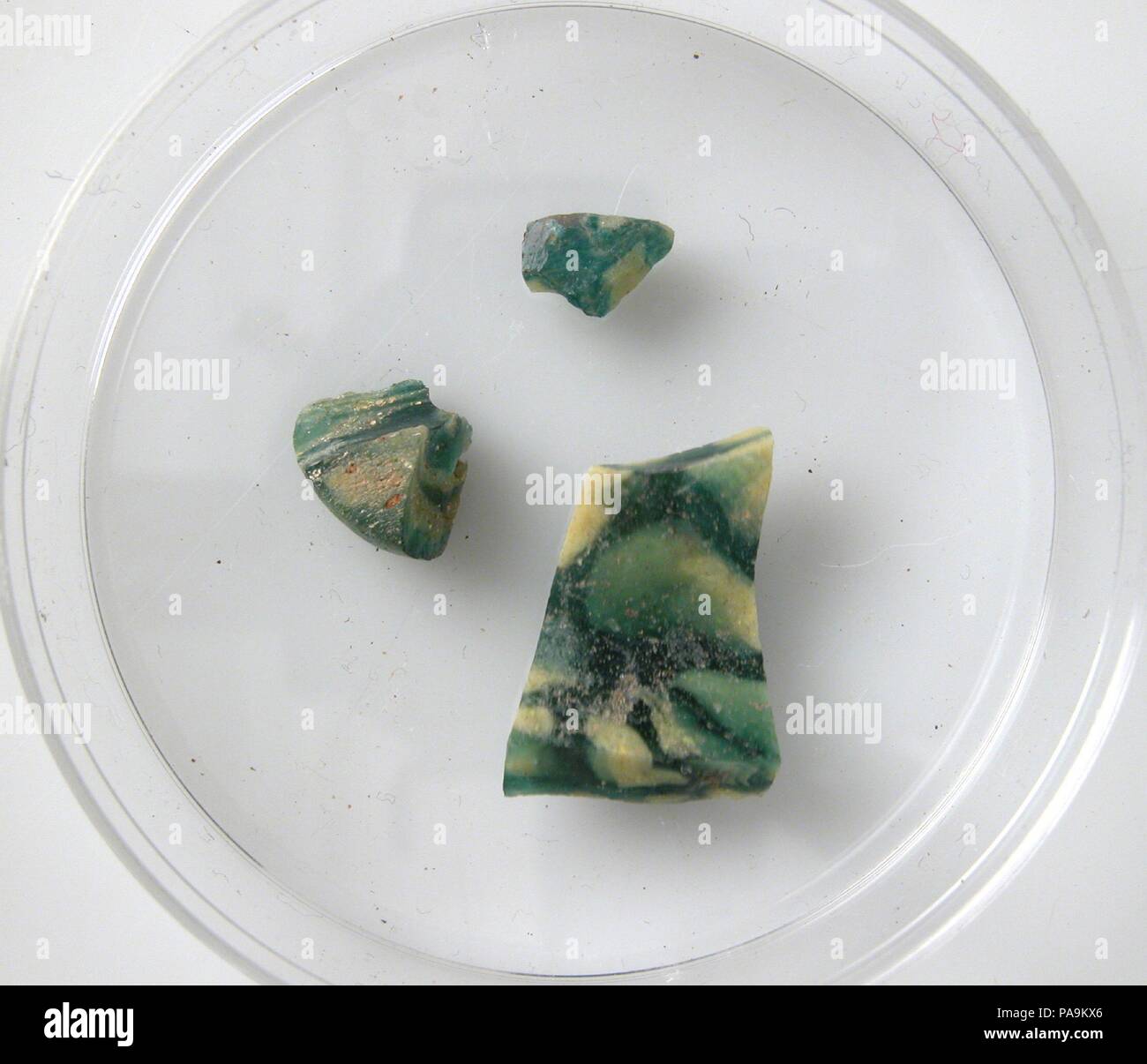 Des fragments de verre. Culture : le copte. Dimensions : Stockage (petri diam.) : 2 3/16 in. (5,5 cm). Date : 4ème-7ème siècle. Musée : Metropolitan Museum of Art, New York, USA. Banque D'Images