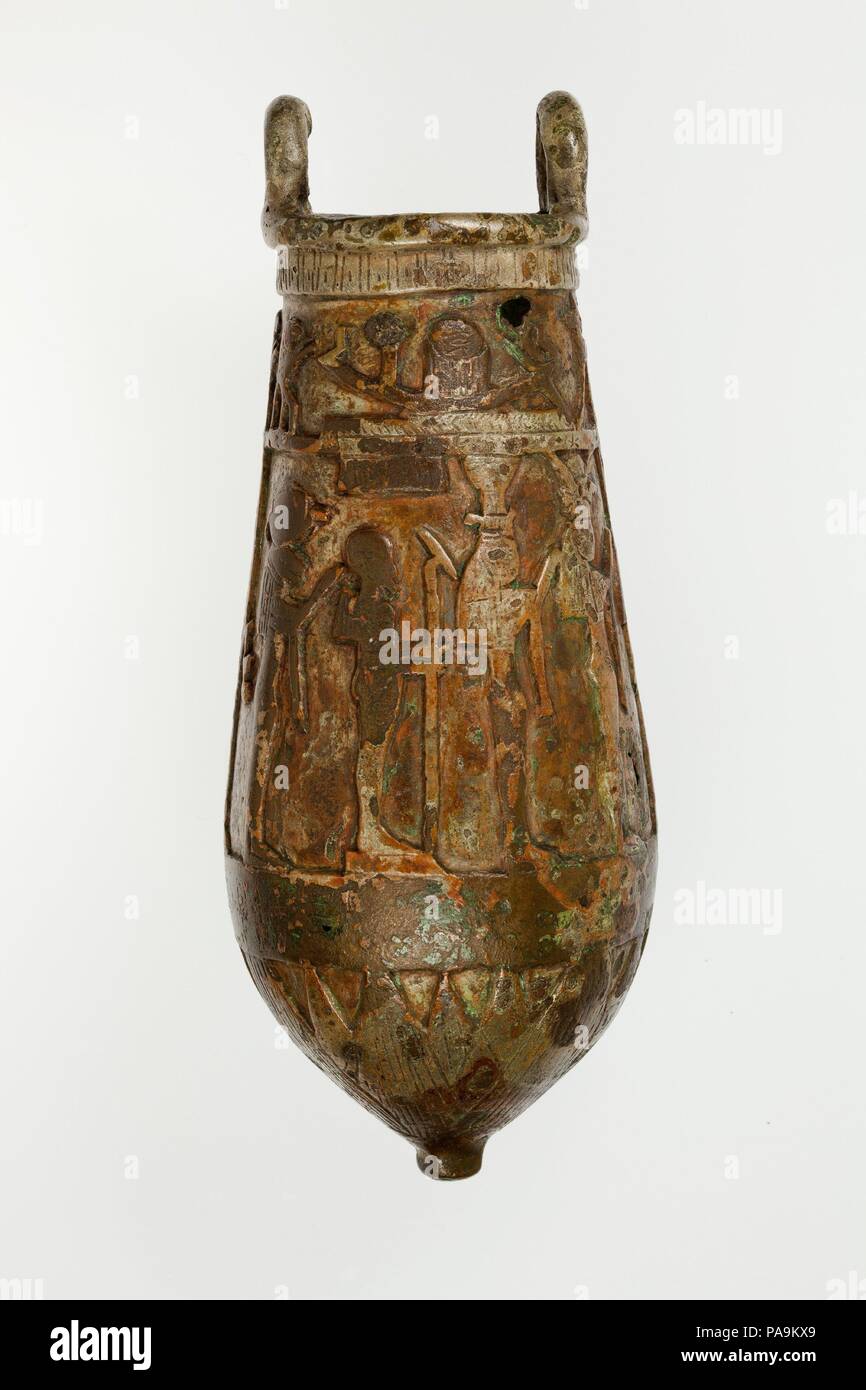 Situla. Dimensions : Hauteur : 17,3 x diam : 4,9 cm (6 13/16 x 1 15/16 in.). Date : 304-30 av. Musée : Metropolitan Museum of Art, New York, USA. Banque D'Images