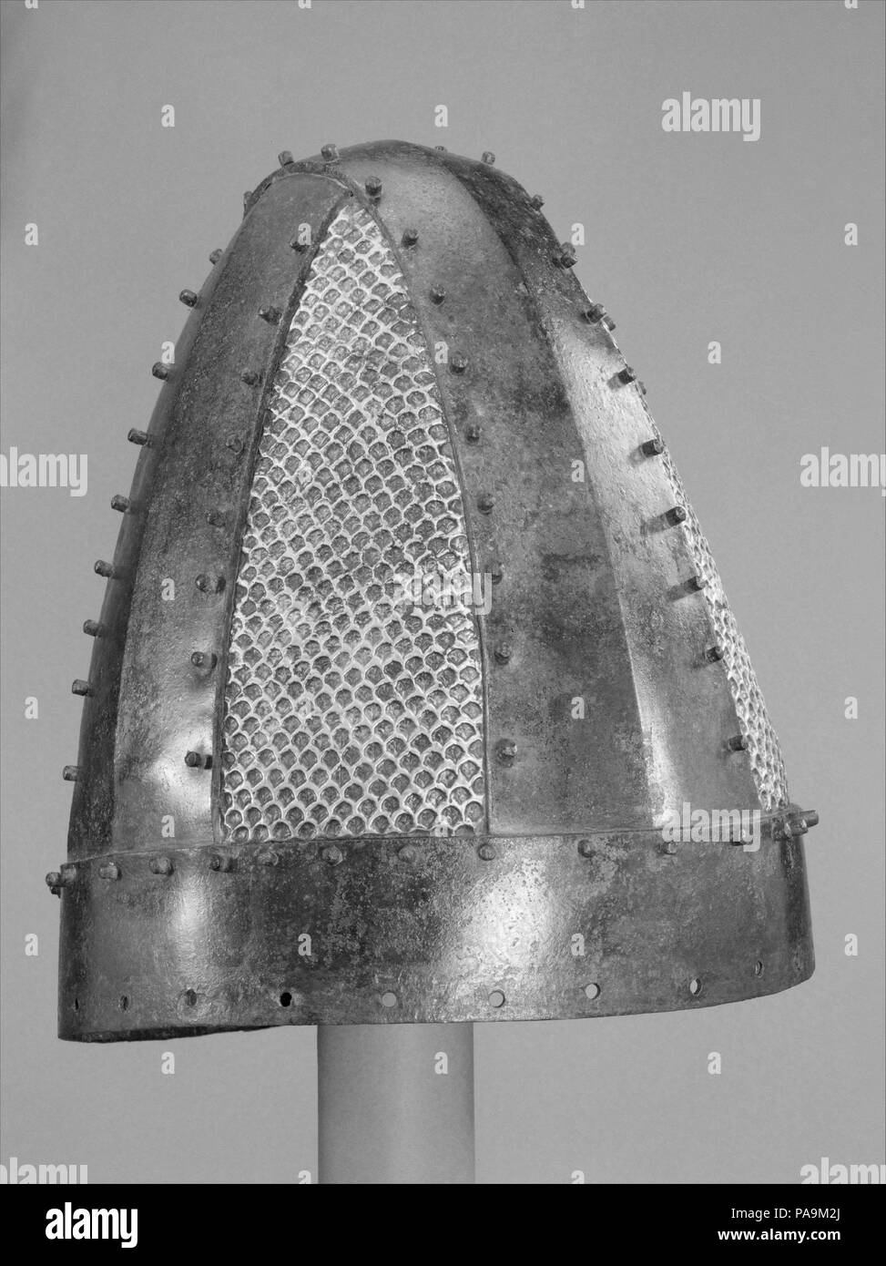 Casque. Culture : mésopotamien ou iranien. Dimensions : H. 9 1/2 in. (24,1 cm) ; W. 7 3/4 in. (19,7 cm) ; D. 7 7/8 in. (20 cm) ; WT. 3 lb. 10 oz. (1644.3 g). Date : 4ème siècle. Le casque, à l'origine bordé de cuir, se compose de larges bandes de plaques de bronze et de fer recouvert d'une fine couche d'argent, marqué d'un motif de plumes. La tête du guerrier à l'origine ont été masquées et protégé par un site web metal liens de courrier qui pendaient aux trous dans le bord inférieur. Musée : Metropolitan Museum of Art, New York, USA. Banque D'Images