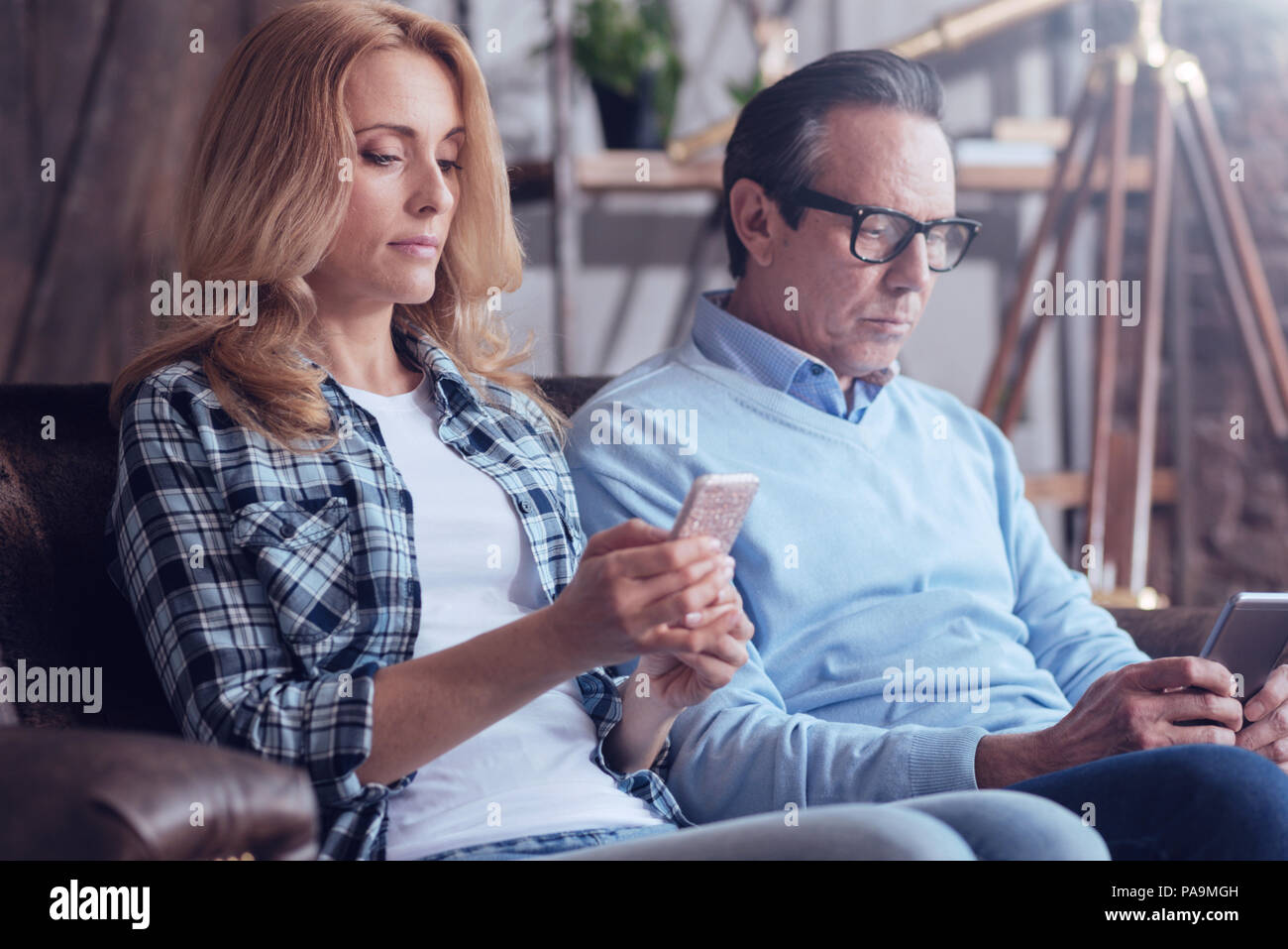 Belle belle femme tenant un smartphone Banque D'Images