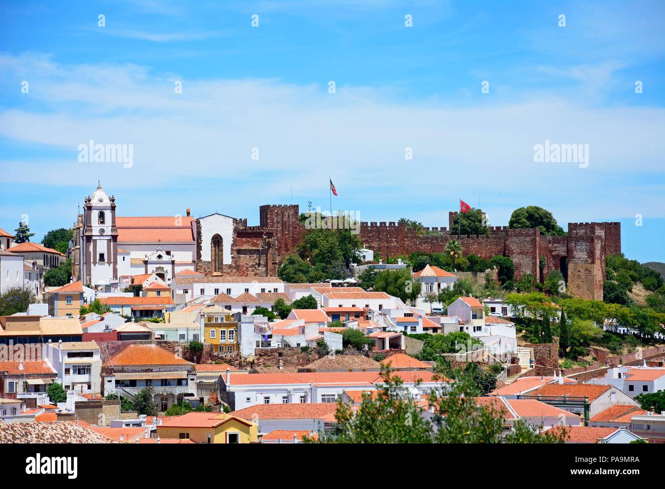 Vue de la ville avec le château et la cathédrale à l'arrière, Silves, Portugal, Europe. Banque D'Images