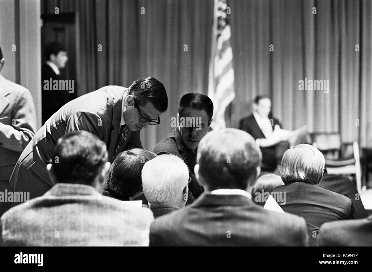 Charles W. Colson, avocat à la Maison Blanche, et H.R. Haldeman, chef de cabinet présidentiel, le 15 novembre 1972, pendant la période d'enquête du Watergate et peu après la réélection du président Richard M. Nixon. (ÉTATS-UNIS) Banque D'Images