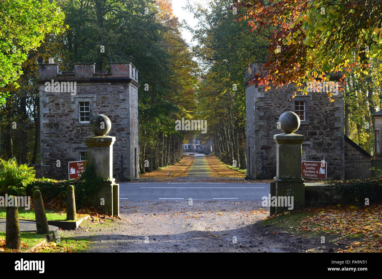 Les guérites à l'entrée principale du château de Dunrobin, Highlands écossais Banque D'Images