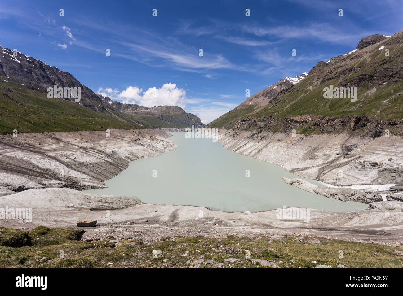 La Grande Dixence lac, formé par un barrage, dans les alpes suisses dans le Canton du Valais sur une journée ensoleillée Banque D'Images