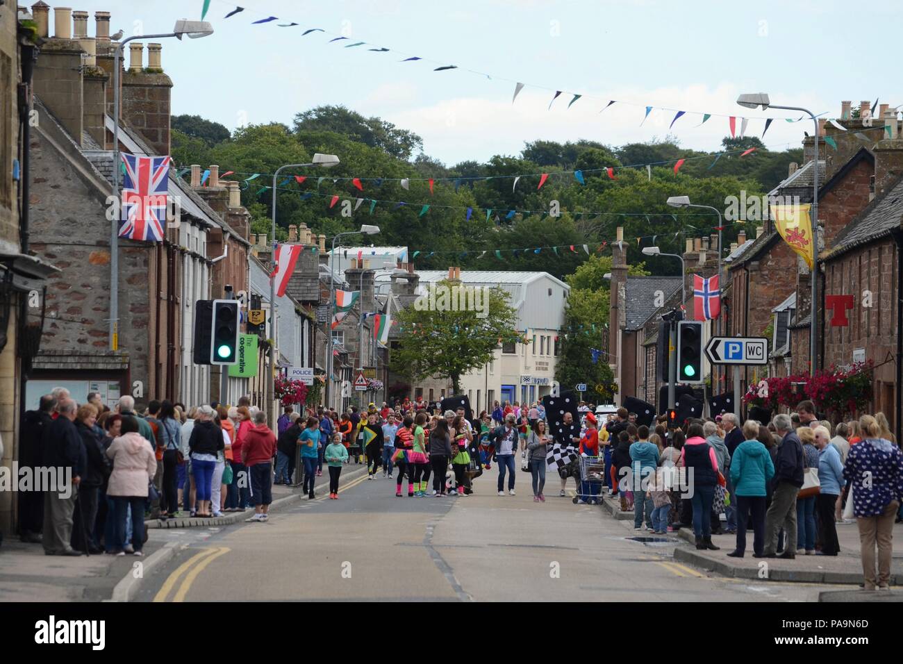 La rue principale de Golspie village dans les Highlands écossais, pendant la semaine de gala annuel 2015 Banque D'Images