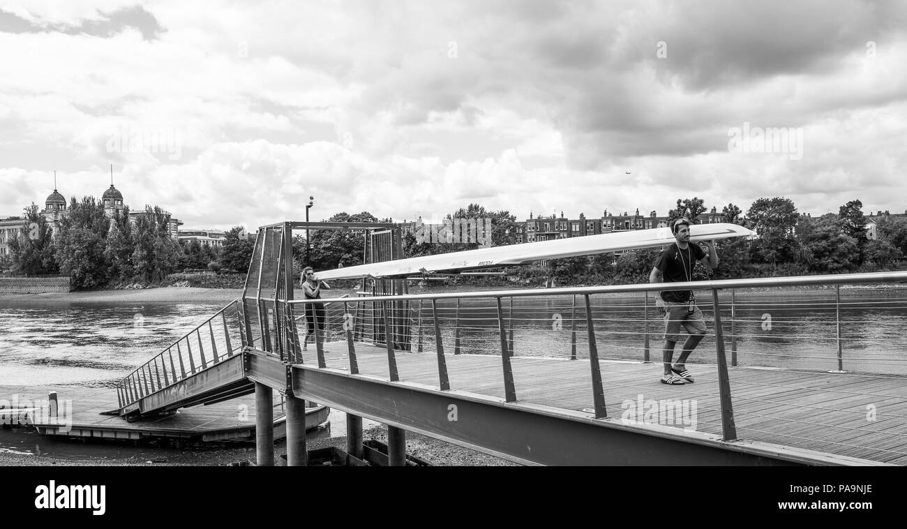 75015, Grand Londres, les membres du Club, faisant un seul scull retour à la remise à bateaux, Fulham Atteindre RC. Dimanche. 24.07.2016 © Peter SPURRIER Banque D'Images