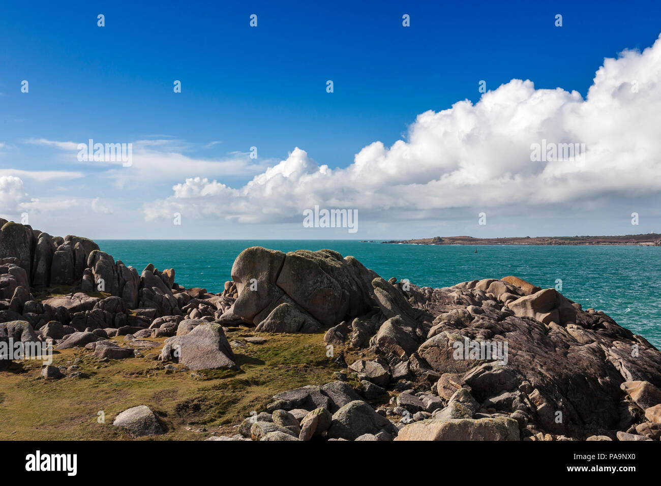 Peninnis Head, Saint Mary's, Penzance, Cornwall, Angleterre, Royaume-Uni, avec l'ensemble de Sainte Agnès et Gugh St Mary's Sound Banque D'Images