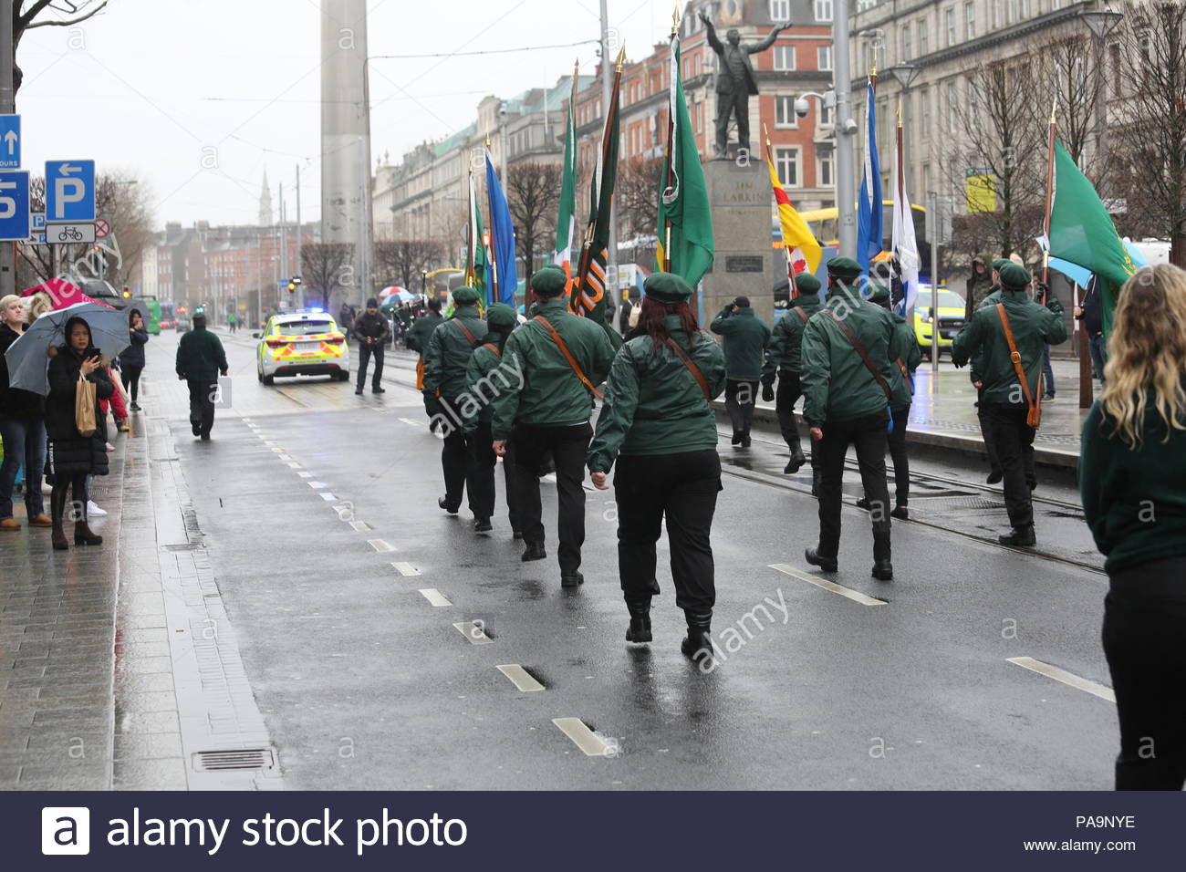 Les membres d'un groupe républicain irlandais mars à centre-ville de Dublin en l'honneur de l'anniversaire de l'augmentation de 1916. Banque D'Images
