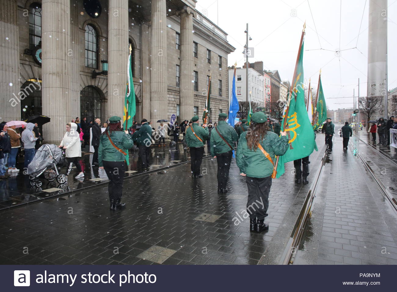 Les membres d'un groupe républicain irlandais mars à centre-ville de Dublin en l'honneur de l'anniversaire de l'augmentation de 1916. Banque D'Images