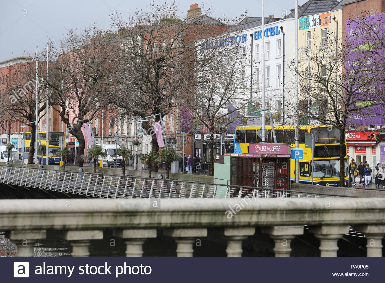 Un bus passe la rivière Liffey près de O'Connell bridge in Dublin Ireland Banque D'Images