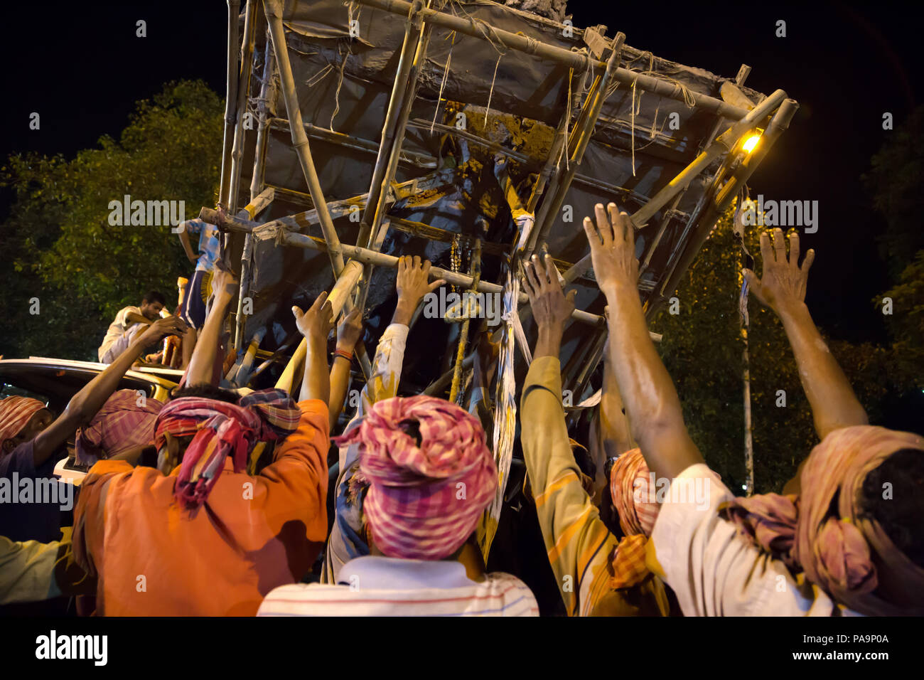 Les gens et la foule lors de célébration Durga puja à Calcutta, Inde Banque D'Images