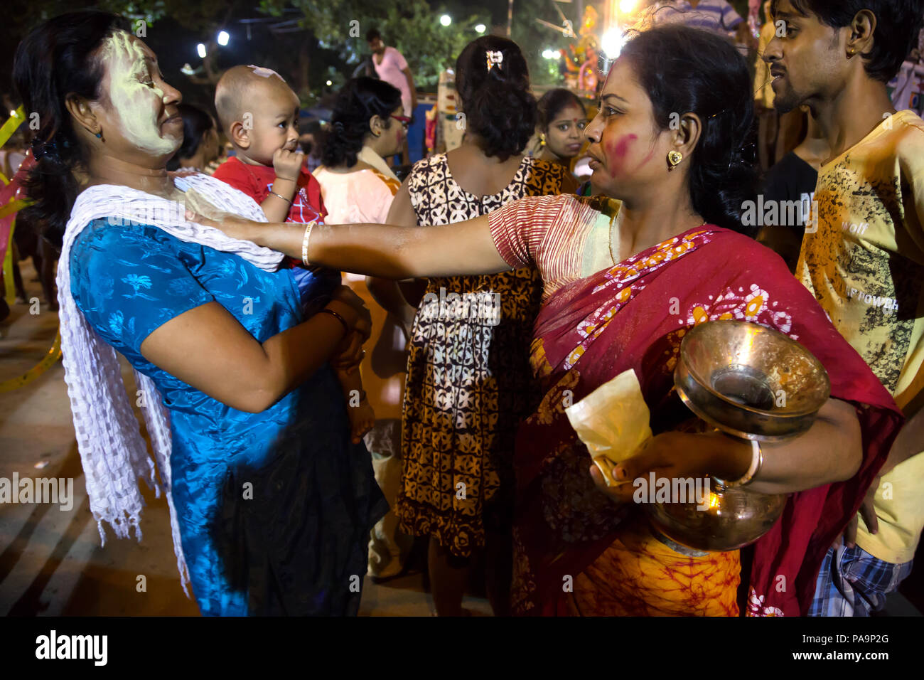 Les gens et la foule lors de célébration Durga puja à Calcutta, Inde Banque D'Images