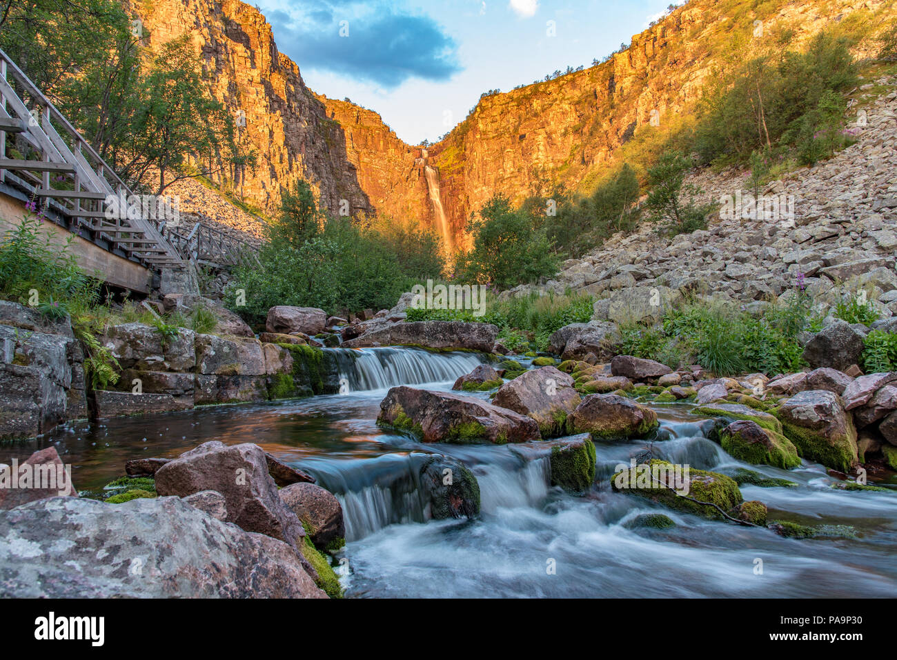 Lever de soleil sur l'eau et cascade dans Njupeskar Fulufjallet réserve naturelle en Suède Banque D'Images