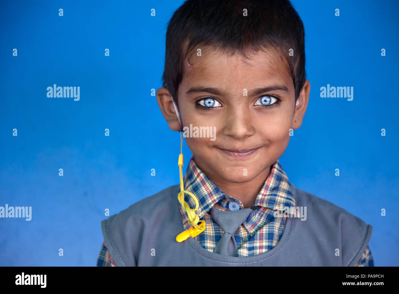 Jeune fille sourde avec d'extraordinaires yeux bleus au centre de réadaptation Chingari, Bhopal, Inde Banque D'Images