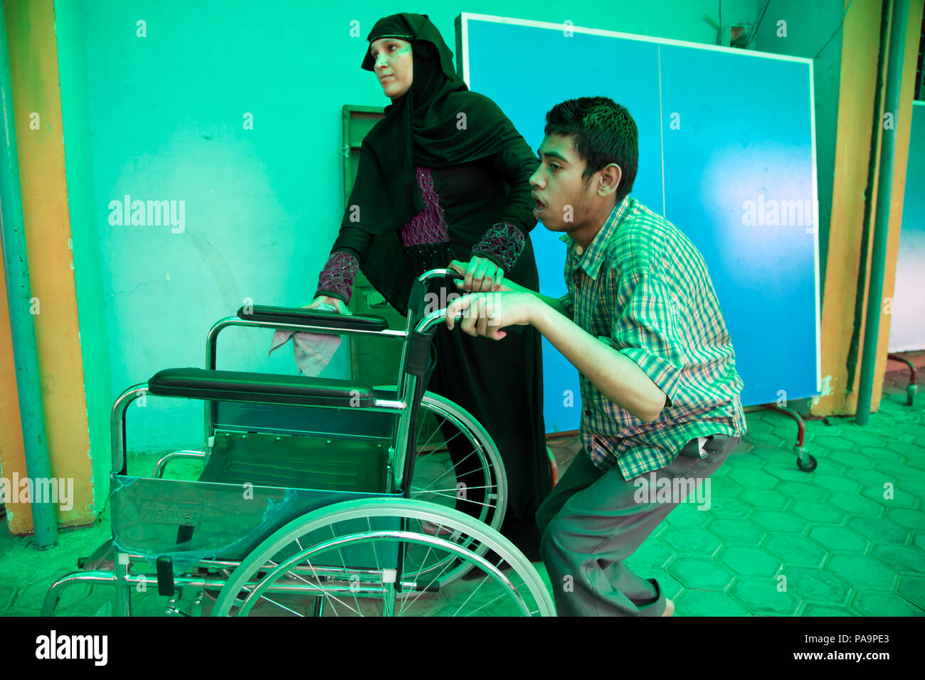 Enfant handicapé et sa mère au centre de réadaptation Chingari, Bhopal, Inde Banque D'Images