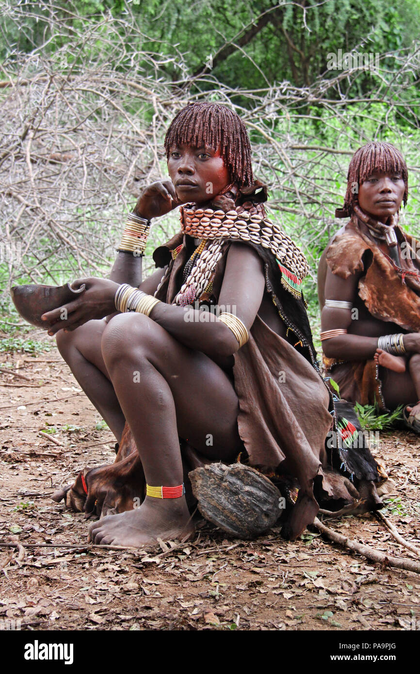 Deux femmes Hamer avec costumes traditionnels pendant le saut de Bull (cérémonie rituelle Ukuli) par Hamer Hamar, Éthiopie tribu Banque D'Images