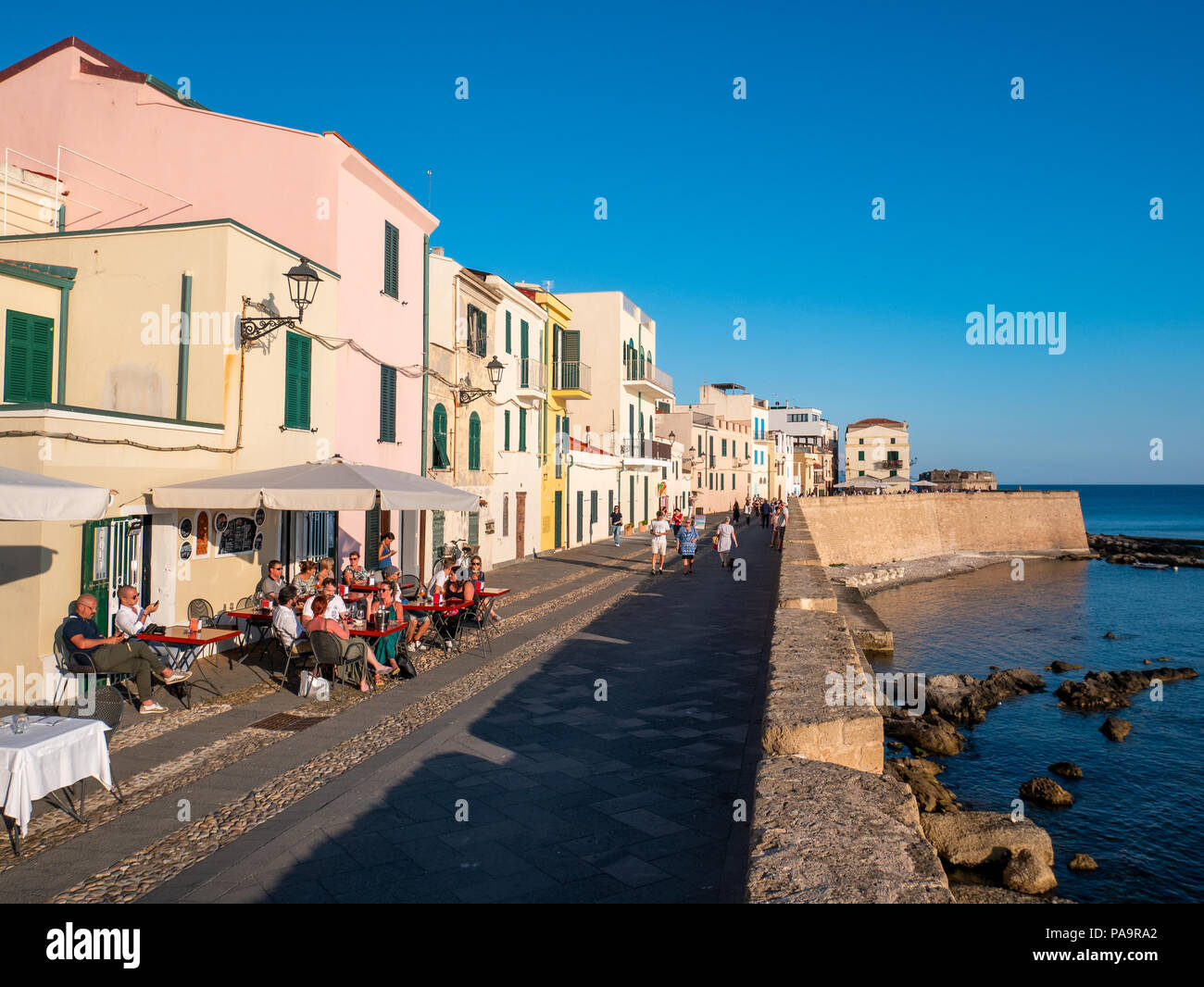 Bar au bord de l'eau sur la promenade, Alghero, Sardaigne, Italie Banque D'Images
