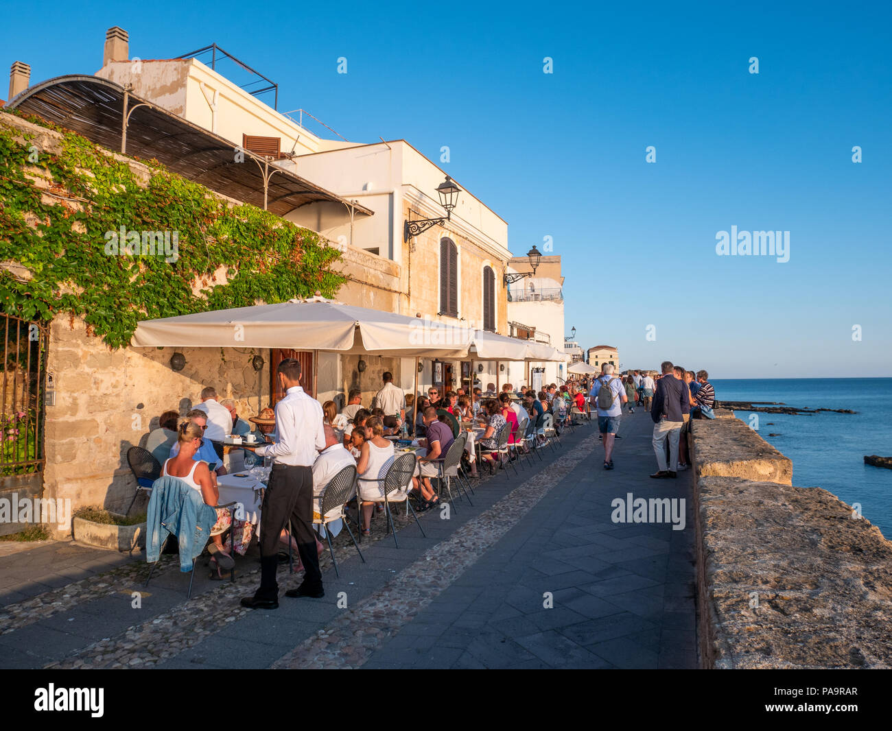 Le restaurant en front de mer, Alghero, Sardaigne, Italie Banque D'Images