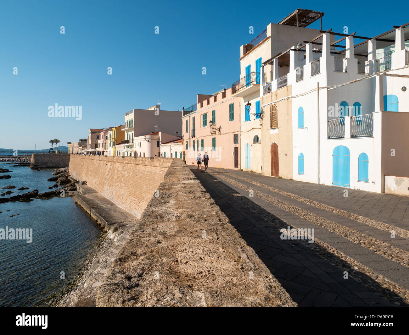 Promenade au bord de l'eau, Alghero, Sardaigne, Italie Banque D'Images