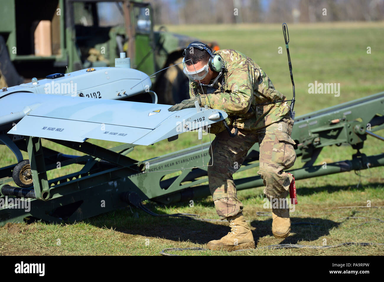 Un parachutiste de l'Armée américaine affecté à 54e bataillon du génie de la Brigade, 173e Brigade aéroportée, effectue des vérifications avant vol sur un RQ7B système d'avions sans pilote de l'ombre au cours de l'exercice Rock Sokol à Aeroclub Postonja en Slovénie, le 2 mars 2016. Rock Sokol est un exercice d'entraînement bilatéral entre des soldats américains affectés à la 173e Brigade aéroportée et les forces armées slovènes, portait sur des petites unités tactiques et faire fond sur les enseignements tirés, en forgeant des liens et améliorer la réceptivité entre les forces alliées. La 173e Brigade aéroportée de l'armée américaine est la force de réaction d'urgence de l'UE en Banque D'Images