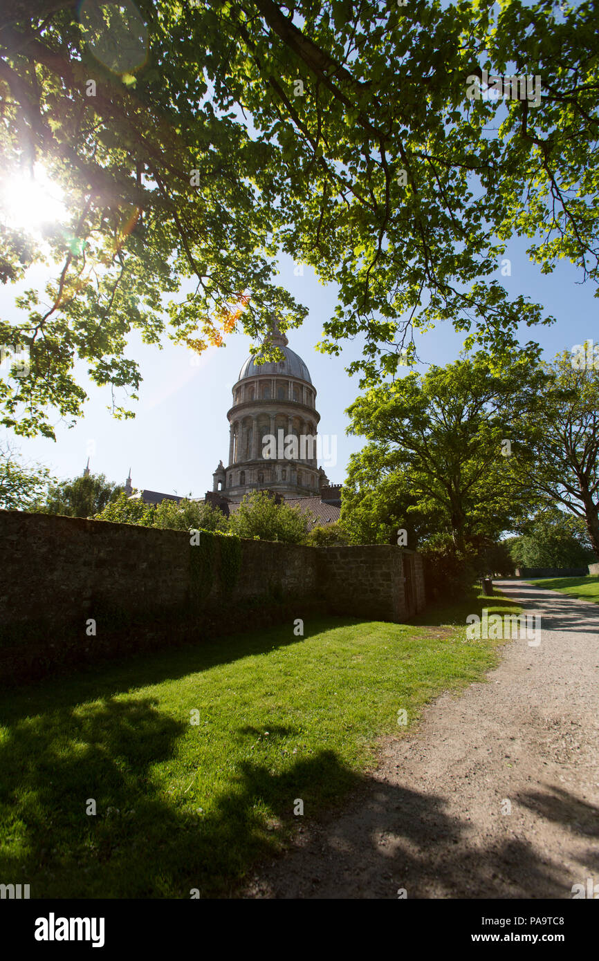 Ville de Boulogne-sur-Mer, France. Vue pittoresque de la haute-ville à pied du mur proche de la Porte Neuve, avec la Basilique Notre-Dame en arrière-plan. Banque D'Images