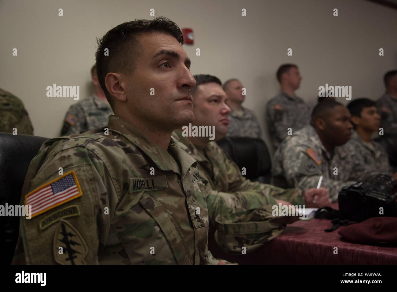 Le s.. Justin Morelli et le Sgt. Jason Young, de la 982e Compagnie de la Caméra de combat, participer à une réunion d'information par le Lieutenant-colonel Frank Beyer avant une opération aéroportée pour parachutistes américains et allemands au Cyber Centre d'excellence, de Fort Gordon, GA, jeudi, 3 mars 2016. Le but de l'opération 'Glück ab' est de promouvoir l'allemand et américain des relations, développer l'interopérabilité lors de la formation, et fournir une base pour de futures opérations et formation environnements réels. (U.S. Photo de l'armée par la CPS. Rachel Diehm/libérés) Banque D'Images