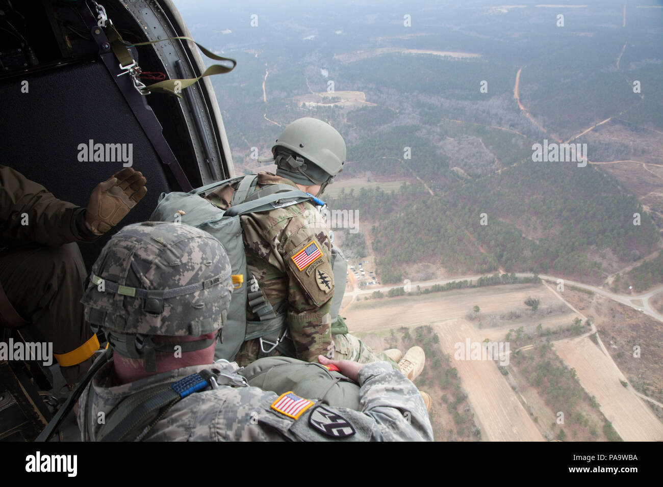 Les parachutistes de l'armée américaine sauter d'un UH-60 Black Hawk plus de Preston, Fort Gordon, GA, le vendredi 4 mars 2016. Le but de l'opération 'Glück ab' est de promouvoir l'allemand et américain des relations, développer l'interopérabilité lors de la formation, et fournir une base pour de futures opérations et formation environnements réels. (U.S. Photo de l'armée par la CPS. Rachel Diehm/libérés) Banque D'Images