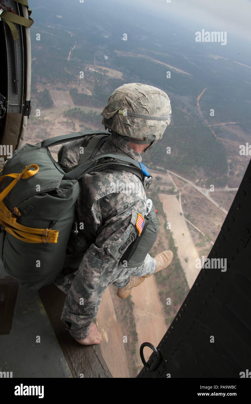 Un parachutiste de l'armée américaine saute d'un UH-60 Black Hawk plus de Preston, Fort Gordon, GA, le vendredi 4 mars 2016. Le but de l'opération 'Glück ab' est de promouvoir l'allemand et américain des relations, développer l'interopérabilité lors de la formation, et fournir une base pour de futures opérations et formation environnements réels. (U.S. Photo de l'armée par la CPS. Rachel Diehm/libérés) Banque D'Images