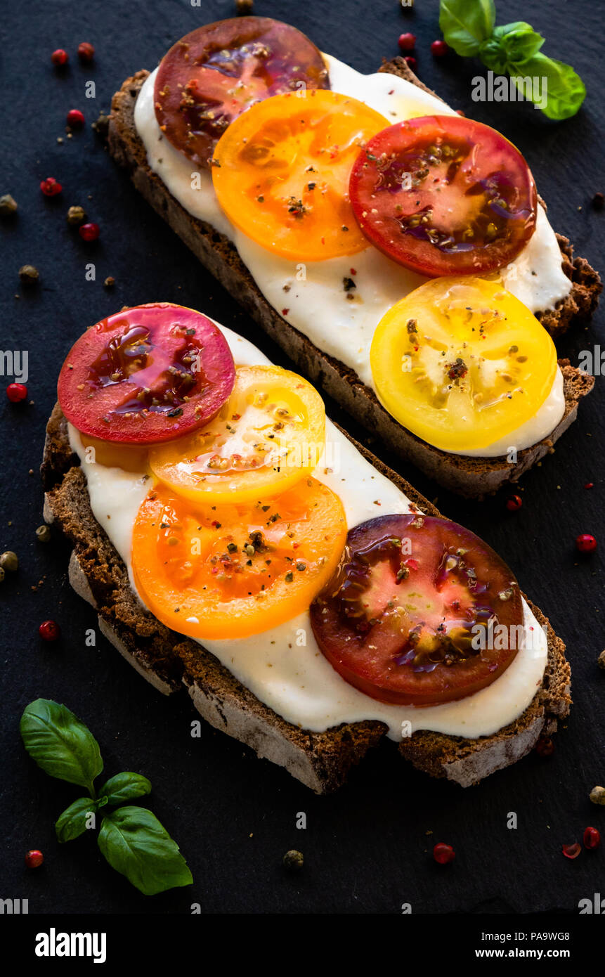 Le pain de seigle avec du fromage à la crème et tomates couleur Banque D'Images