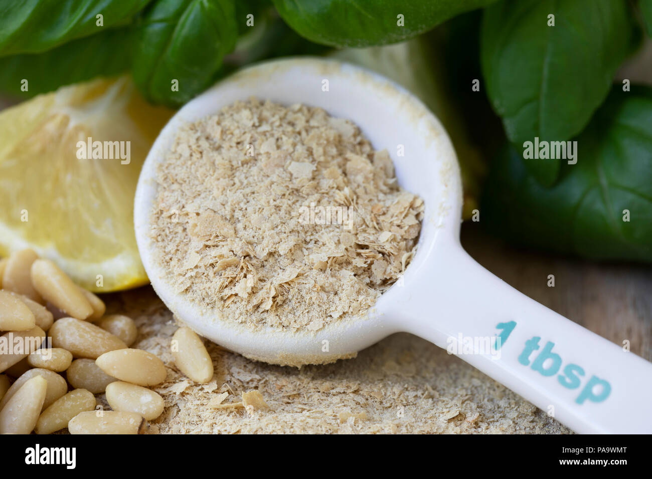 Cuillère à soupe de levure alimentaire pour faire le pesto végétalien. Banque D'Images