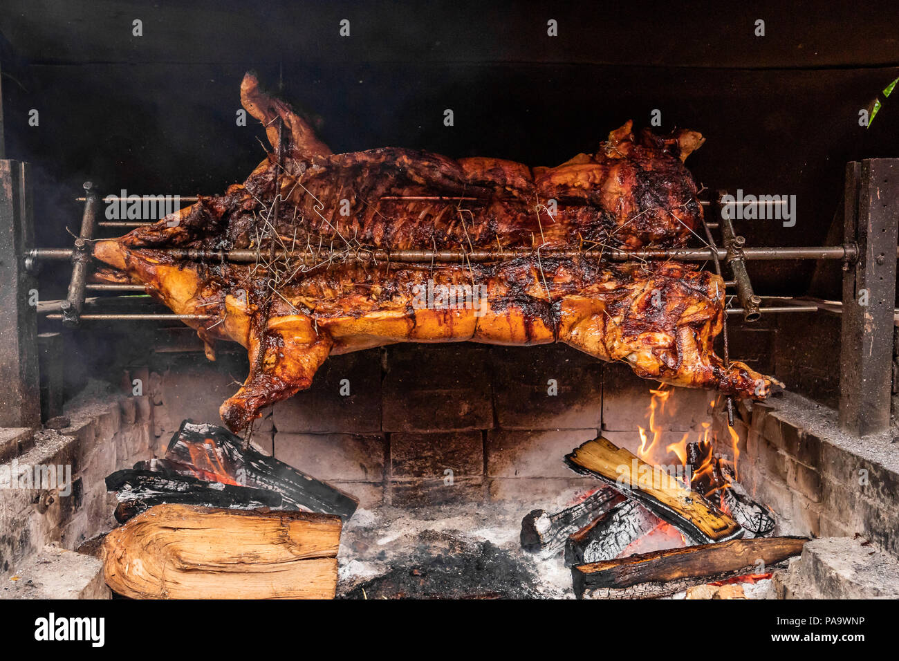 Porc grillé au barbecue, la viande cuite à l'aide de méthode Porc grillé au barbecue, la viande cuite à l'aide de méthode