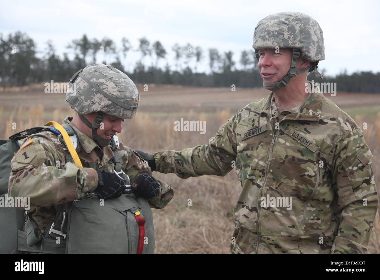 L'Armée américaine, le général Stephen G. Fogarty, commandant de la Cyber Centre d'excellence, de Fort Gordon, GA, droite, parle à un parachutiste de l'armée américaine durant les opérations aéroportées dans le cadre de l'opération Glück ab ! (OGA). OGA est une opération aéroportée à lieu à Fort Gordon, GA, le 4 mars 2016. Le but de l'OGA est d'encourager et soutenir l'allemand et américain des relations, développer l'interopérabilité lors de la formation, et fournir une base pour de futures opérations et formation environnements réels. La 982e Compagnie de la Caméra de combat (Airborne), la 421e compagnie de quartier-maître, et l'United States Army Speci Banque D'Images