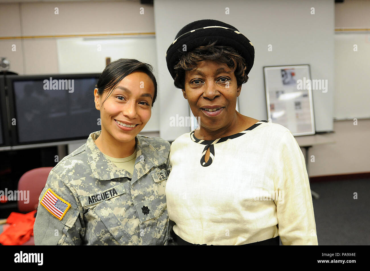 Le Lieutenant-colonel de réserve de l'Armée de Vickie Argueta, gauche, l'égalité des chances, 85e conseiller en charge la commande, et Chicago l'actrice Cynthia Maddox pause pour une photo après le portrait de cinq femmes d'origine afro-américaine influente à la 85e SPT CMD l'histoire des Noirs et du Mois de l'histoire des femmes et le respect, le 5 mars 2016. Maddox dépeint le premier d'Amérique du poète noir, Phillis Wheatley, et raconté l'histoire de la Massacre de Boston à partir de la perspective de l'épouse de Crispus Attucks qui a été tué par balle par des soldats britanniques. En outre, elle a joué militante pour les droits de Sojourner Truth, mieux connu pour Banque D'Images