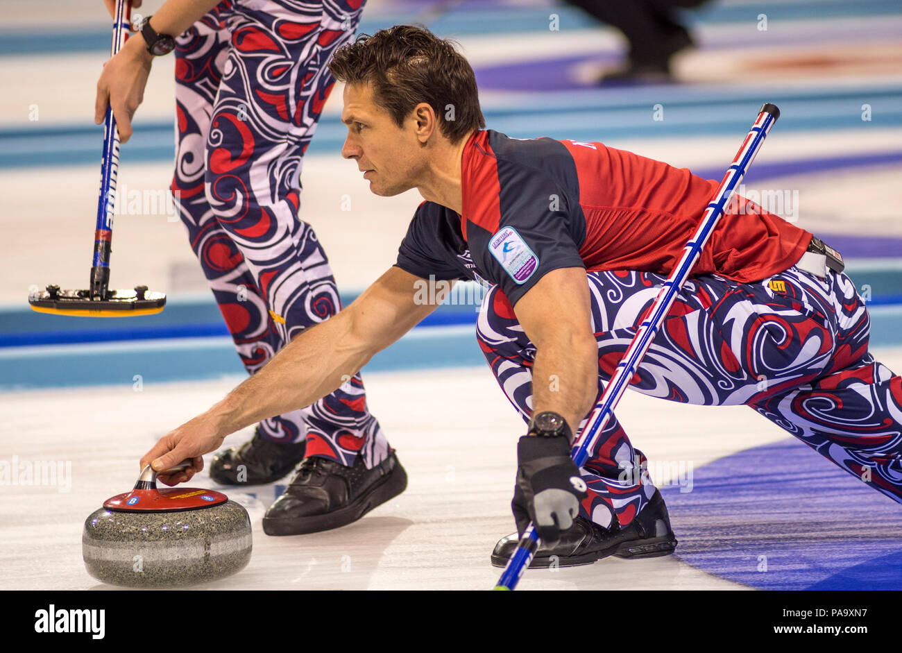 Glasgow, Ecosse, Norvège, Thomas ULSRUD, 'guider son 'Stone' vers la 'ligne', au cours de sa 'Round Robin',', 'Le jeu de curling féminin européen Gruyère's', 2016, le lieu, l'Écosse, Braehead Mardi 22/11/2016 © Peter SPURRIER, Banque D'Images