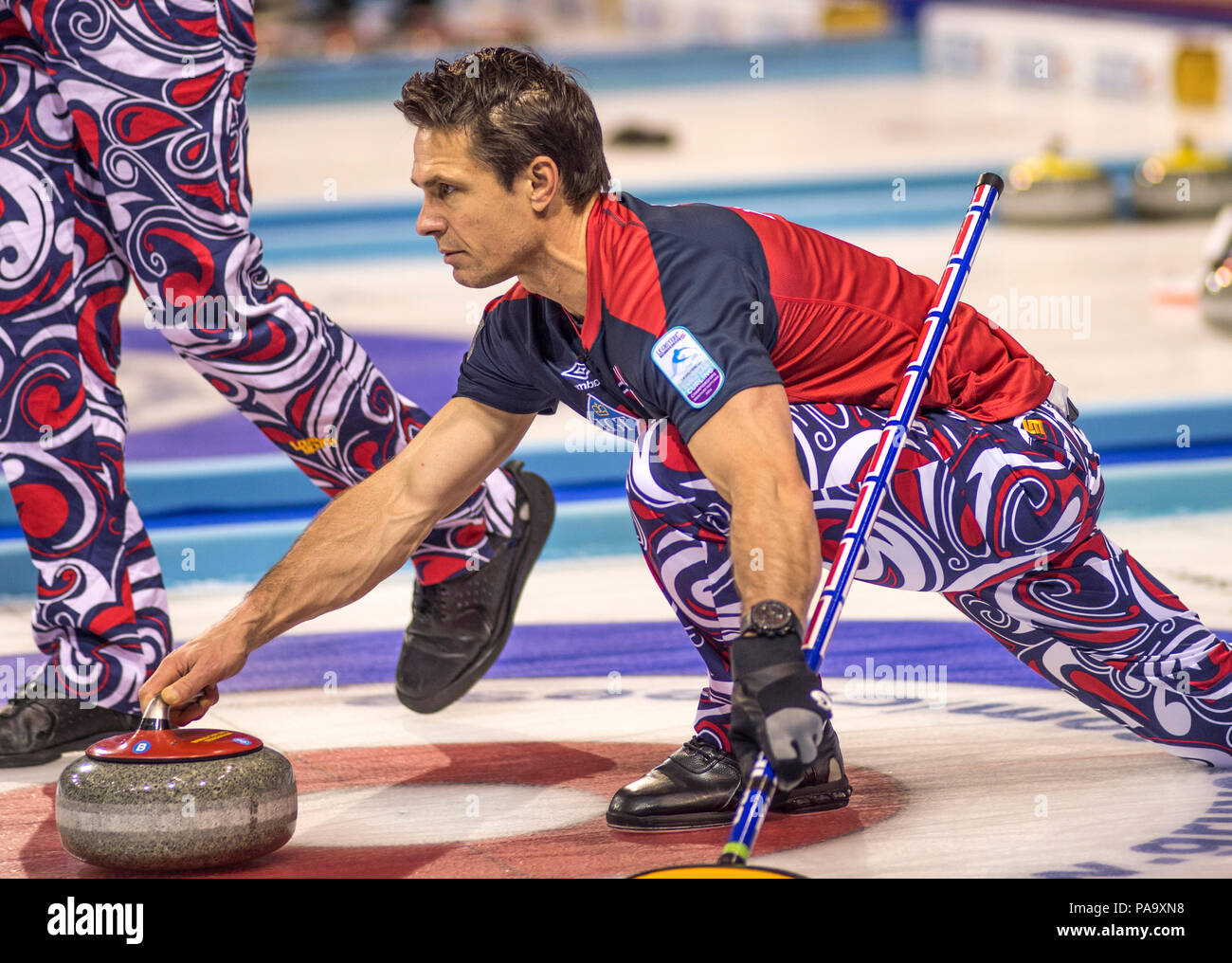 Glasgow, Ecosse, Norvège, Thomas ULSRUD, 'guider son 'Stone' vers la 'ligne', au cours de sa 'Round Robin',', 'Le jeu de curling féminin européen Gruyère's', 2016, le lieu, l'Écosse, Braehead Mardi 22/11/2016 © Peter SPURRIER, Banque D'Images