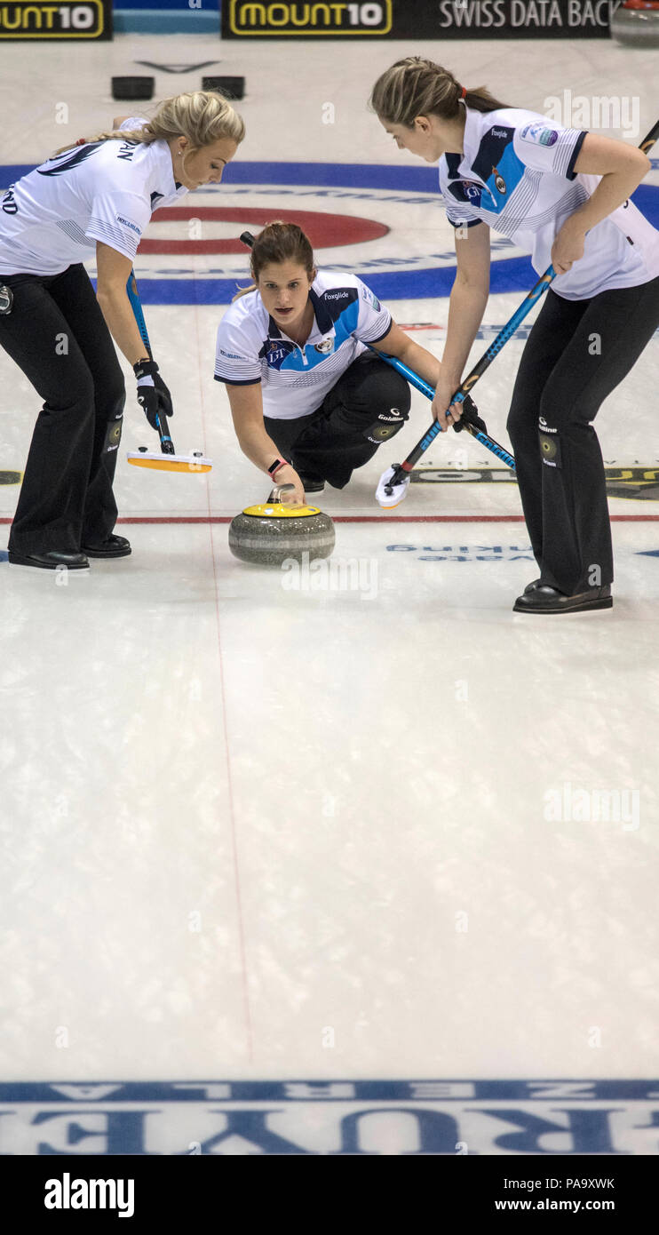Glasgow, Ecosse, Scotland's, Vicki ADAMS, juste après, en guidant et en relâchant, l', 'Stone', au cours de la 'ligne', au 'Le Gruyère du curling féminin européen', 2016, le lieu, l'Écosse, Braehead Dimanche 20/11/2016 © Peter SPURRIER, Banque D'Images