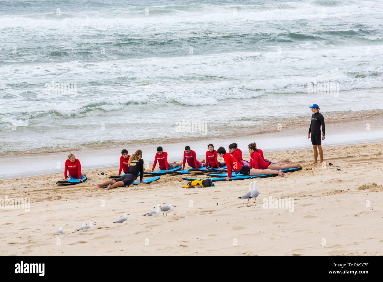 Les étudiants apprendre à surfer à Surfers Paradise, Australie Banque D'Images
