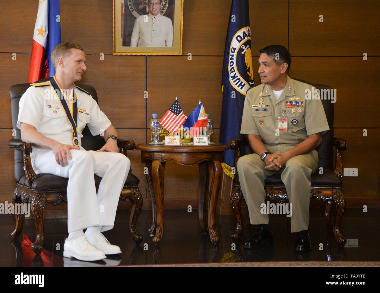 160307-N-CZ848-134 MANILLE, Philippines (mars 7, 2016) - Vice-amiral. Joseph Aucoin, le commandant de la 7ème flotte américaine et de la marine philippine Vice Adm. Caesar Taccad discutent des futures possibilités de formation lors d'une rencontre à l'Headquearters La marine des Philippines, à Manille, le 7 mars. La réunion avait pour but de renforcer la coopération et renforcer les relations pour mieux assurer la sécurité et la stabilité dans l'Indo-Asia pacifique. (U.S. Photo par marine Spécialiste de la communication de masse 2e classe Jason/Kofonow) Parution Banque D'Images