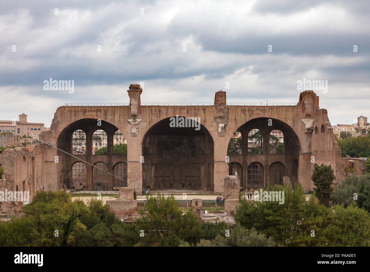 La basilique de Maxence et Constantin ; vue sur la colline du Palatin romain, Rome, Italie. Banque D'Images