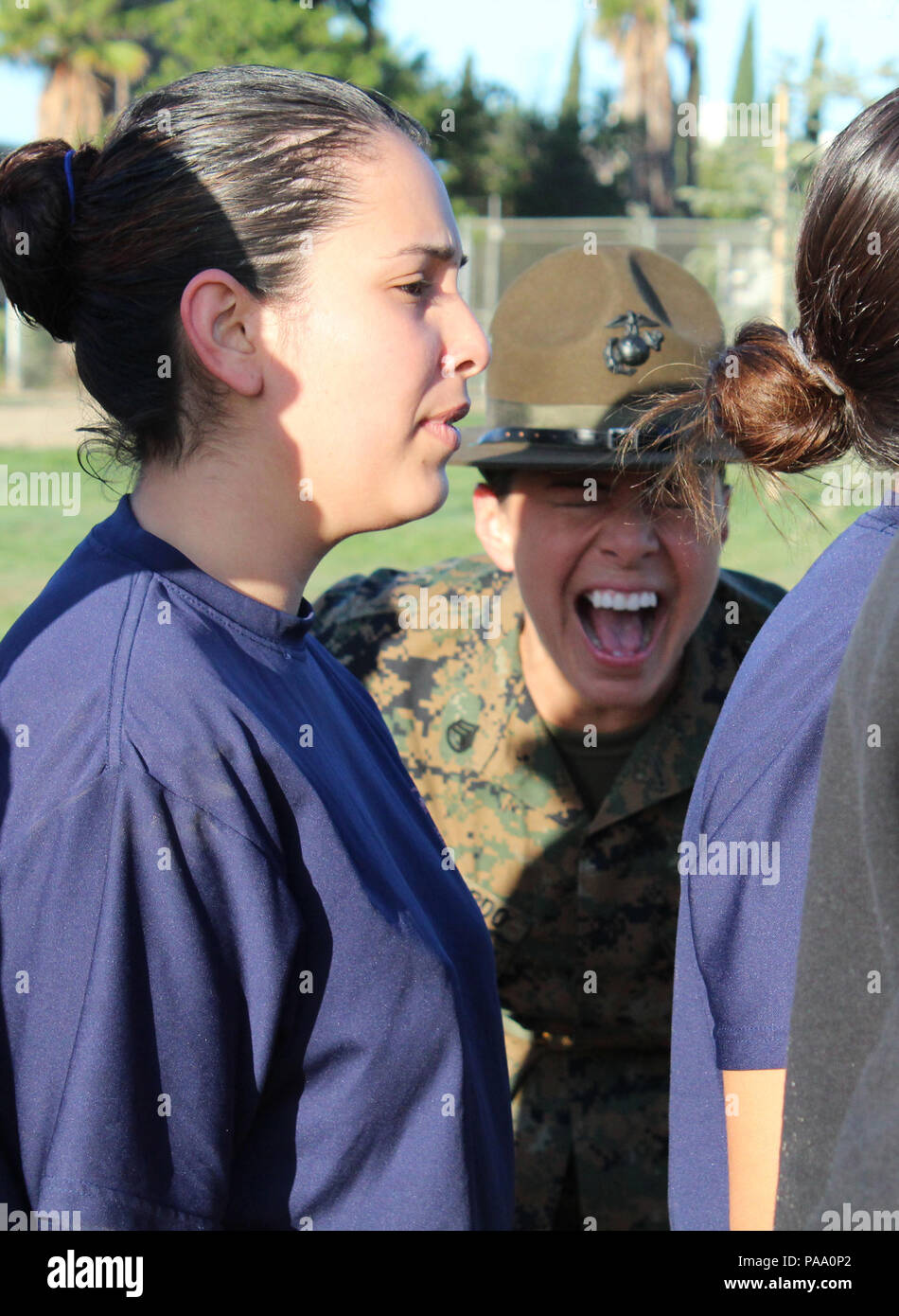 Le sergent-instructeur de forage. Commandes de poolees Guajardo Karin de recrutement Los Angeles pour entrer dans une formation correcte pendant une femelle extérieure fonctionnent à la Sherman Oaks Recreation Park à Van Nuys, Californie, le 12 mars 2016. (U.S. Marine Corps photo par le s.. Alicia R. Leaders/libéré) Banque D'Images