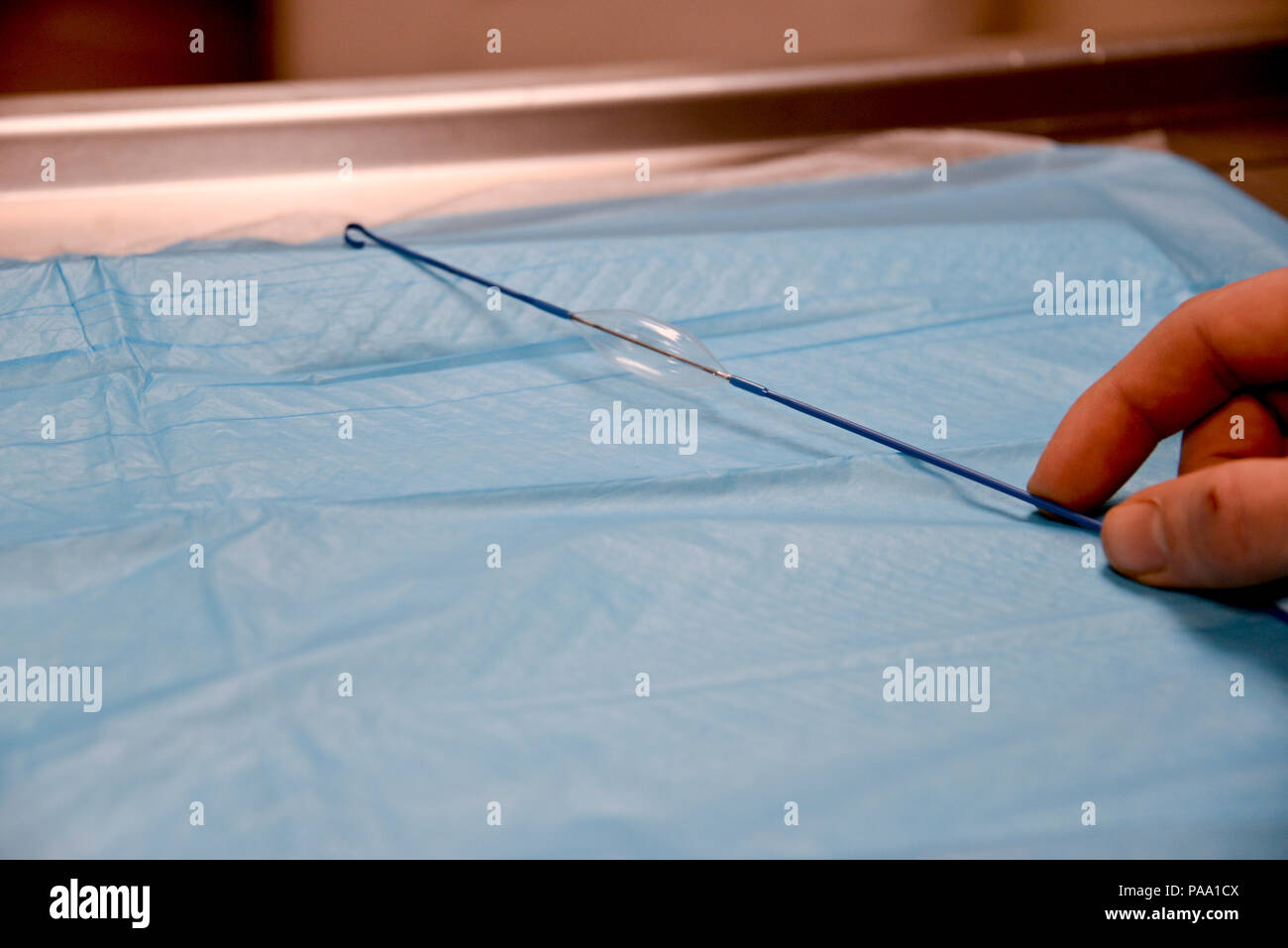 L'REBOA cathéter est un dispositif qui est inséré dans un navire et l'hémorragie s'arrête ou ralentit la circulation du sang dans cette blessure tout en permettant l'écoulement de sang à continuer d'organes vitaux et de parties du corps humain. (U.S. Photo de l'Armée de l'air par les cadres supérieurs d'un membre de l'Amber Carter) Banque D'Images