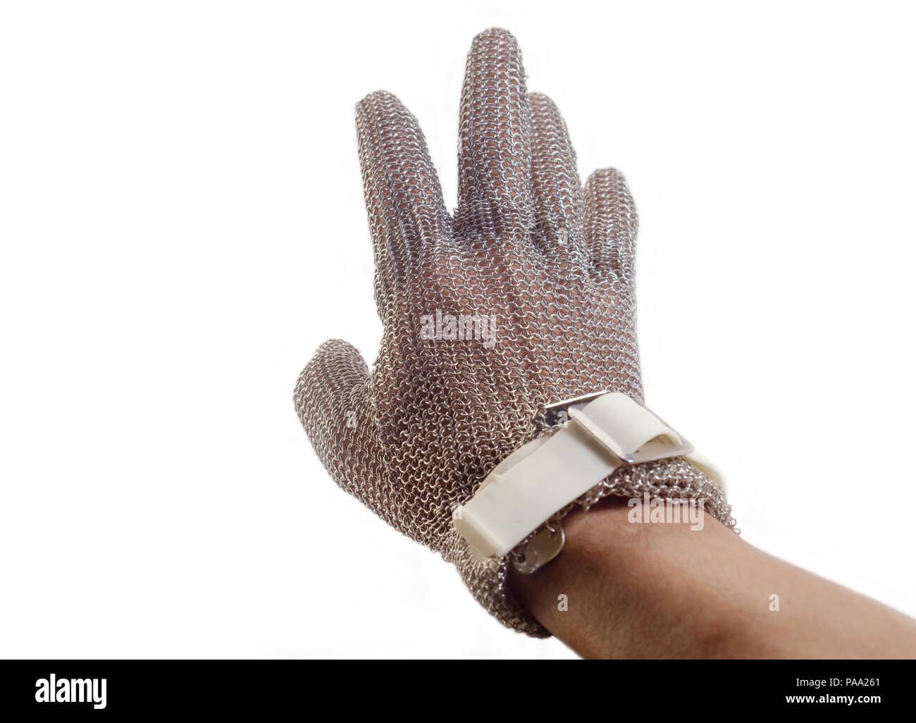 La main avec le fer mesh glove sur fond blanc. Des dispositifs de protection pour les applications industrielles. Banque D'Images