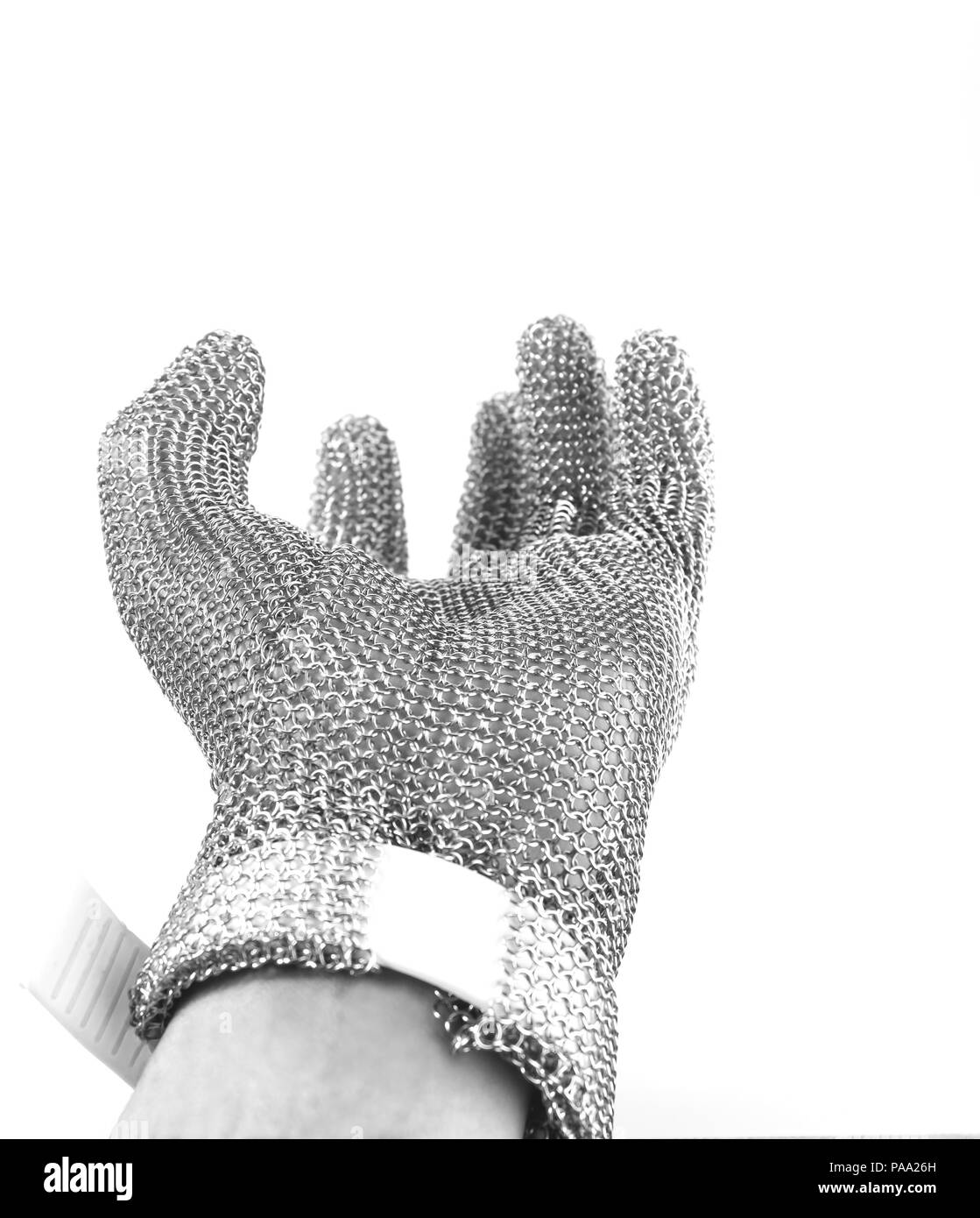 La main avec le fer mesh glove sur fond blanc. Des dispositifs de protection pour les applications industrielles. Ton noir et blanc. Banque D'Images