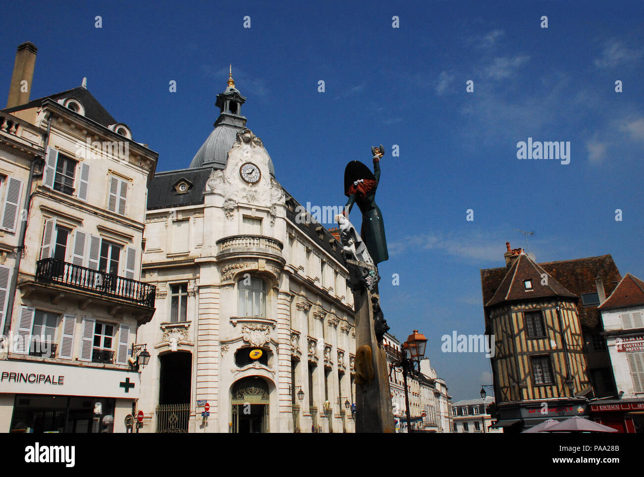 Le centre de la superbe ville historique d'Auxerre, France sur une journée ensoleillée. Banque D'Images