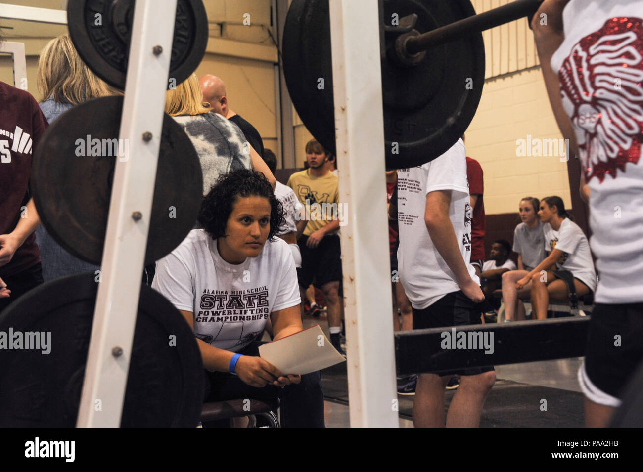 Le capitaine Andrea Gallegos, Holm curriculum Centre area manager, juge la forme d'un athlète au cours de l'Alabama State Powerlifting Championships 12 mars 2016, à l'éclectisme, en Alabama Il y a eu 31 Maxwell pilote qui se sont portés volontaires pour aider l'école secondaire locale mettre sur leur événement annuel. (U.S. Air Force photo par un membre de la 1re classe Alexa Culbert) Banque D'Images